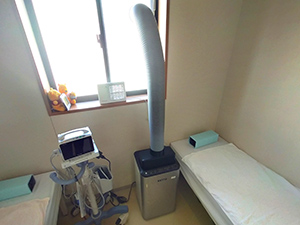空気清浄機（発熱患者控室）の写真